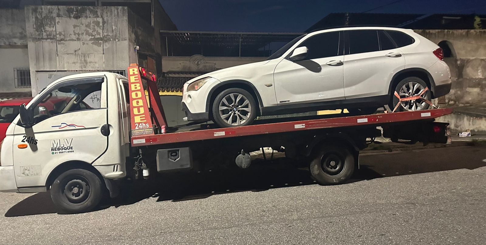 Serviço de reboque transportando carro no Rio de Janeiro